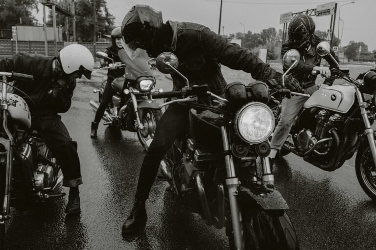 bande de motards sous la pluie avec vetement chauffant moto